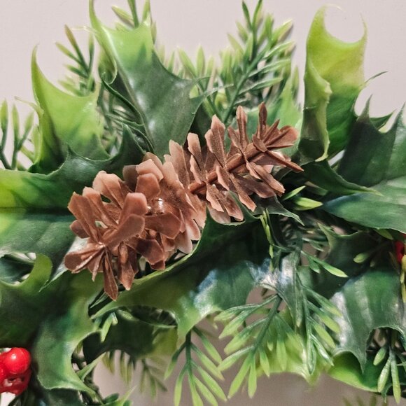 Vtg 10" MCM Plastic Christmas Pillar Candle Ring Wreath Holly Berries Pine Cones - Picture 5 of 9